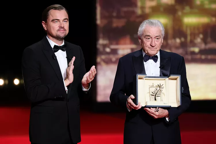 RobertDeNiroreceivestheHonoraryPalmedOrfromLeonardoDicaprioduringthetheCannesFilmFestival05132518032084ab79242ee9b7a71650e0165e9 Tom Chill Η φωτεινή πλευρά του Θεάματος