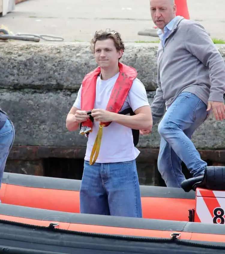 TomHollandZendayaandMattDamonspottedinSCOTLAND3750x846 Tom Chill Η φωτεινή πλευρά του Θεάματος