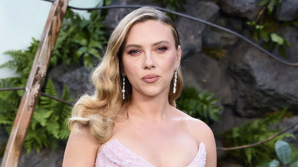 scarlettjohanssonontheredcarpetofjurassicworldrebirthworldpremiere TOM and CHILL