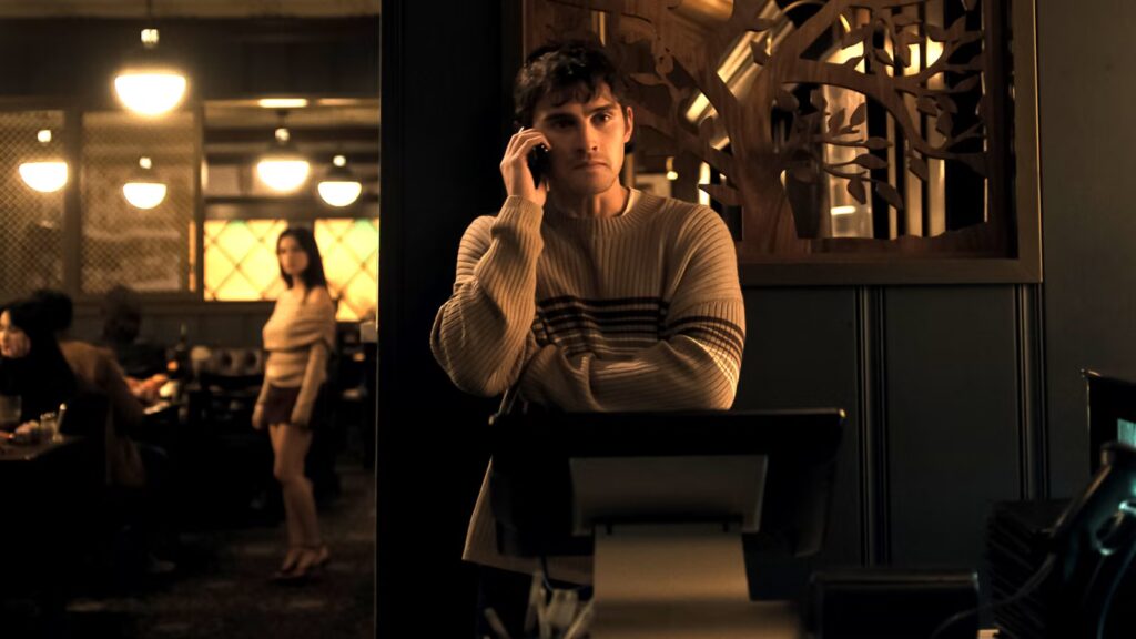 michaeljohnstonsbearlookingworriedonthephonewithindenavarrettesnikkistandingcreepilyinthebackgroundoftherestaurantobsession TOM and CHILL